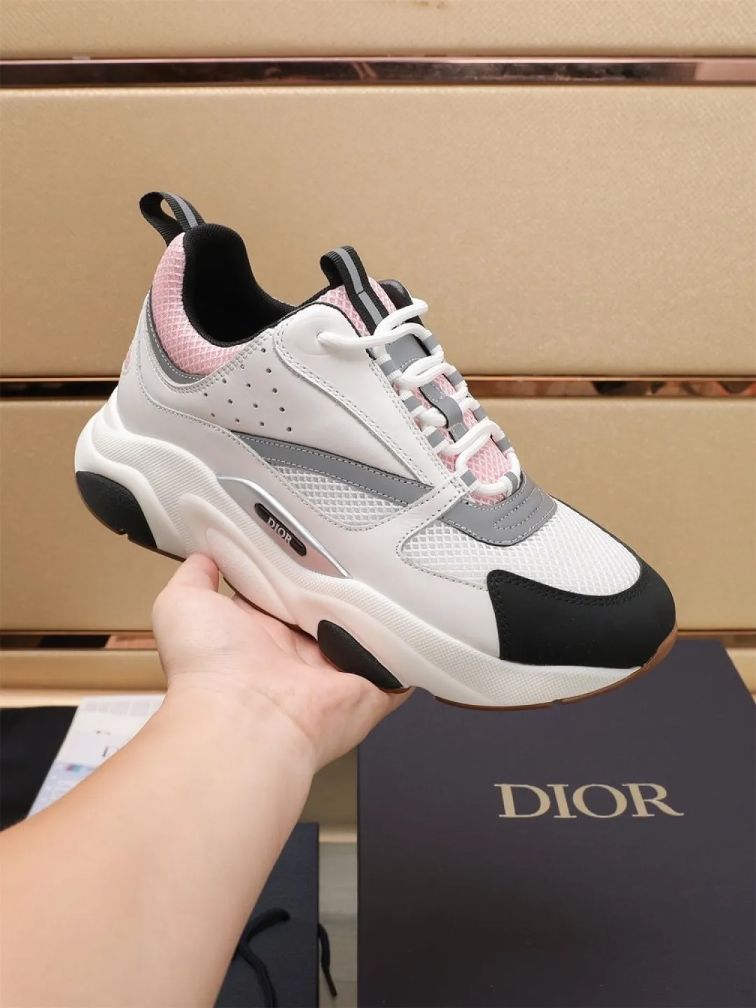 Men's shoes 💰P460💰【Dior】Dior✨ is online at the same time👏 This casual sneaker is a new product in the series and continues Di*r's classic style. The upper is made of original mesh and cow leather, with a two-color textured outsole, and the brand's iconic details on the rear collar and heel to enhance the style. Fashionable and versatile. Wear it with jeans or slacks for a casual look. Size: 38-44 (45 customized)